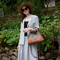 Sac à bandoulière pour femme en cuir vintage de luxe léger, nouveau sac à main à bandoulière tendance, portefeuille de voyage portable résistant à l'eau, fleur