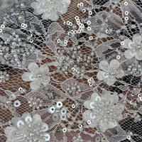 Vente flash - Tissu en dentelle française élégante blanche avec fleurs 3D appliquées et perles pour robe de mariée