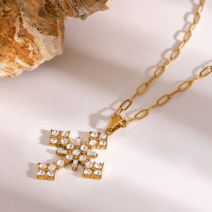 Collar con colgante de cruz de acero inoxidable con circonitas blancas incrustadas para mujer, joyería de regalo. - Product Image 4