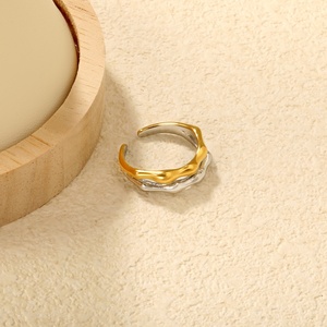 Anillo de Acero Inoxidable Personalizado, Joyería Moderna para Boda o Compromiso, Texturizado, de Dos Colores, Doble Capa, para Mujer - Product Image 5