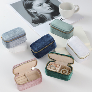 Mini boîte organisatrice de bijoux en velours rectangulaire avec fermeture éclair, logo personnalisé, étui de rangement pour bagues et boucles d'oreilles de voyage - Product Image 2
