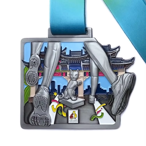 Médaille de marathon Cat City en alliage de zinc moulé sous pression 3D avec émail souple multicouche, architecture traditionnelle et relief de la jambe de l'athlète - Product Image 1