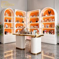 Étagère de magasin de cosmétiques orange personnalisée, aménagement de salon de beauté avec éclairage LED, rangement mural incurvé pour boutique commerciale