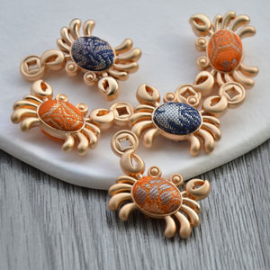 Pendentif crabe en brocart Song de style chinois fait main, en alliage de zinc, double face, orange et bleu, bijou à thème animalier, cadeau - Product Image 4