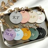 Porte-clés personnalisé avec initiales en relief, rond, monogramme personnalisé, lettre, couleur bonbon, charme de sac en PU, cadeau de mariage, cadeau d'anniversaire