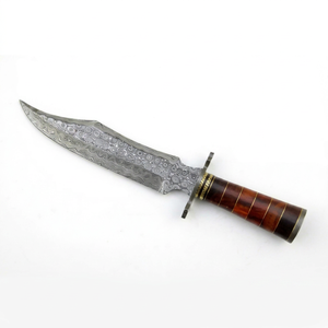 Cuchillo utilitario de exterior hecho a mano con acero de Damasco, mango de madera y guardacuchillo de latón - Product Image 1