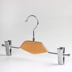 Perchas de <span class=keywords><strong>madera</strong></span> y metal de lujo para niños Ropa de bebé Falda Percha para pantalones con clips Balcón Uso de un solo nivel - Product Image 1