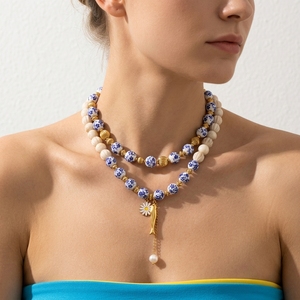 Collar Hecho a Mano con Cuentas Redondas de Porcelana Azul y Blanca, Colgante de Flor de Margarita Chapado en Oro de 18K, Collar con Cuentas de Cerámica - Product Image 6