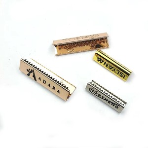 Clip métallique double face personnalisé en gros avec logo débossé pour accessoires vestimentaires, pochettes et attaches à dents - Product Image 1