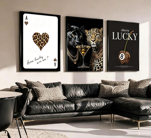 Impressionante Quadro Nero Opaco con Cornice e Stampa Leopardata Lucky Ace Trio per Villa di Lusso Oceania, Zona Relax, Portafortuna, Ristrutturazione - Product Image 1
