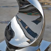 Sculpture abstraite torsadée en acier inoxydable sur mesure pour extérieur, surface miroir hautement réfléchissante, statue d'art métallique pour place commerciale