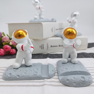 Soporte para teléfono de resina con diseño de astronauta, soporte de escritorio con temática espacial, adorno artesanal para exhibición de teléfonos móviles - Product Image 2