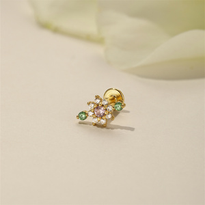 Pendiente de cartílago con rosca interna de plata de ley S925 chapada en oro, con parte trasera plana y circonita cúbica de colores. - Product Image 2