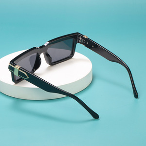 Lunettes de soleil carrées tendance noires unisexes avec verres PC UV400 pour la protection solaire, idéales pour les voyages et la conduite - Product Image 2