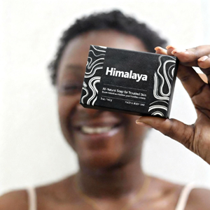 Nuevo Jabón Negro Africano Hecho a Mano con Vitamina E, Avena, Aloe y <span class=keywords><strong>Aceite</strong></span> <span class=keywords><strong>de</strong></span> Argán para Eliminar Manchas Oscuras y Cicatrices <span class=keywords><strong>de</strong></span> Acné, para Todo Tipo <span class=keywords><strong>de</strong></span> Piel - Product Image 1