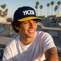 Casquette Snapback Premium A-Frame avec Logo Brodé 3D Personnalisé, Patch Latéral et Impression Calligraphique sur la Visière – Vente en Gros