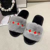 Nouvelles pantoufles en fausse fourrure pour femmes, style 2026, personnalisées en usine, avec chaîne fleur trèfle à quatre feuilles, mules en peluche, chaussures d'intérieur, vente en gros