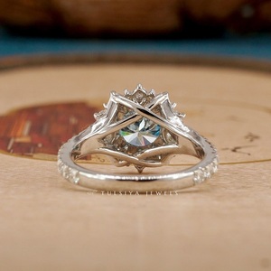 แหวนเพชรเครื่องประดับชั้นสูง ออกแบบมาเพื่อสะท้อนความหรูหรา สง่างาม และมีความงามเหนือกาลเวลา ด้วยเพชรคุณภาพพรีเมียม - Product Image 1