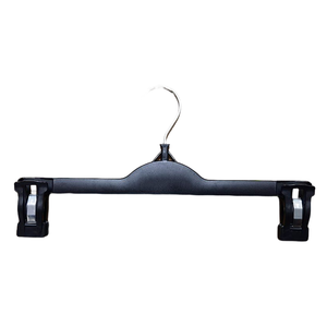 CL9630-30cm Schwarze Kunststoff-Hosenständer für Einkaufszentren, Supermärkte und Bekleidungsgeschäfte - Product Image 1
