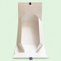 Boîte cadeau pliable blanche personnalisée, boîte rigide pliante monobloc avec fermeture à ruban pour l'emballage de vêtements et d'écharpes