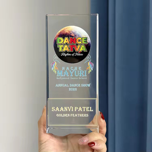 Trofeo in Cristallo Personalizzato con Scultura, Stampa a Colori e Design Triangolare Stereoscopico per Premiazioni - Product Image 3