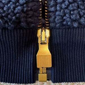 แจ็คเก็ตบอมเบอร์คุณภาพสูงสำหรับผู้ชายและผู้หญิง ฤดูใบไม้ร่วงและฤดูหนาว อุ่น หนา คอปกกลม แบบทางการ เคลือบลายพราง - Product Image 5