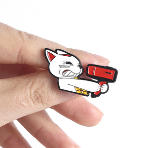 Broche en émail amusante Chat Anime, Chat Féroce Tenant un Sèche-Cheveux, Badge de Revers, Bijou de Mode, Cadeau pour Amis - Product Image 4