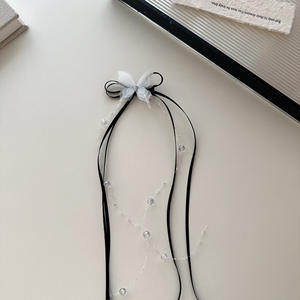 Pince à cheveux avec nœud en ruban et pompon perlé - Product Image 2