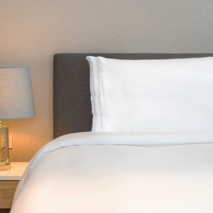 Coussinets d'oreiller d'hôtel personnalisés, doux et ferme, en fibres de polyester, de luxe et économiques pour hôtels - Product Image 4