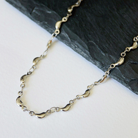 Collier ras du cou de luxe pour femme en acier inoxydable plaqué or 18 carats avec pendentif géométrique banane de créateur, chaîne courte