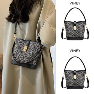 2025 New Style <b>Women's</b> Bag Shoulder Carry Classic Floral Pattern Bag with <b>Large</b> Capacity <b>for</b> Commuting and Crossbody Use - Product Image 3