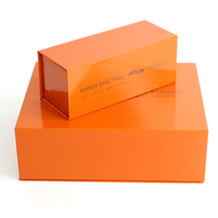 Boîte cadeau en carton rigide orange avec logo personnalisé, fermeture magnétique et insert en mousse
