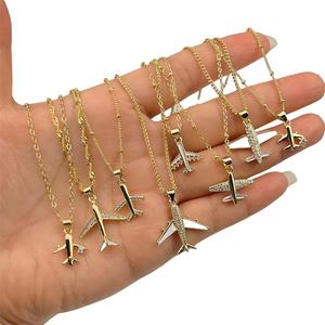 قلادة نسائية أنيقة مطلية بالذهب عيار 18 قيراط مع قلادة على شكل طائرة مرصعة بالزركونيا المكعب - Product Image 1