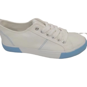 Zapatos vulcanizados informales clásicos para hombre, zapatillas de deporte de lona Lisa ligera con cordones de estrella en blanco para el verano a la moda - Product Image 1