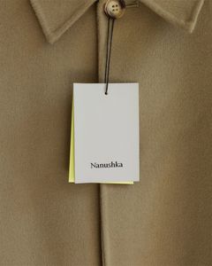 Etiquetas colgantes de papel de lujo reciclado personalizadas con logotipos en relieve para ropa, prendas de lujo y joyería. - Product Image 2