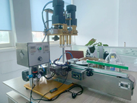 Machine de capsulage de bouteilles de bec de canard entièrement automatique avec bande transporteuse Capsuleuse de capsulage de bouteilles d'huile essentielle Pneumatique