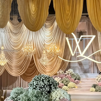 Tirai Latar Belakang Elegan Warna Ivory dengan Hiasan Bergelombang dan Lipit untuk Dekorasi Panggung Pernikahan