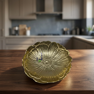 Plato Decorativo de Metal con Forma de Flor, Diseño Oriental Grabado a Mano, Color Dorado, para Fiestas - Product Image 1