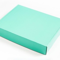 Boîte cadeau personnalisée en matériaux recyclés de couleur unie avec logo, pelliculage mat et gaufrage