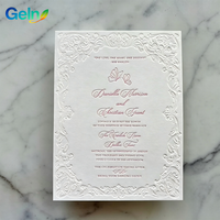 Papeterie de mariage de luxe de forme personnalisée, alliant invitation de mariage intemporelle en typographie et gaufrage à sec, Faire-part de mariage