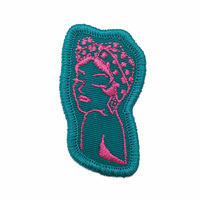 Personnalisez des patchs et des étiquettes brodés de petite taille avec un dos adhésif dans diverses couleurs