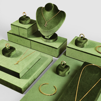 Présentation de bijoux en direct professionnelle |   Support et plateau en velours pour la prise de vue vidéo de bagues et de colliers |   Accessoires haut de gamme