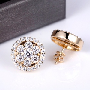 Boucles d'oreilles clous en or jaune 10 carats avec diamants en moissanite Messi Jewelry - Product Image 2