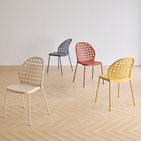 Chaise d'appoint empilable durable à dossier perforé en résine PP pour mobilier de cantine scolaire et universitaire