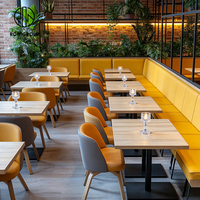 Ensemble de mobilier de luxe léger : Table carrée en pierre frittée, banquette en cuir jaune, table et chaise pour salon de thé et restaurant, et canapé