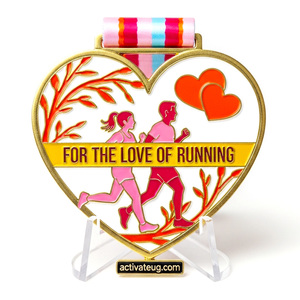Medalla con diseño de corazón calado para los amantes de la carrera, con siluetas de pareja de corredores y motivos de ramas, para eventos deportivos románticos - Product Image 1