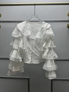 Blusa Elegante de Mujer Estilo Retro Francés con Manga de Campana, Volantes en la Solapa, Diseño en Capas, Corte Regular, Tejido de Punto con Encaje, Vintage y Única - Product Image 4