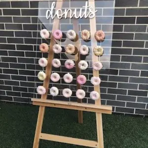 Donut duvar tarafından yapılan akrilik şeffaf