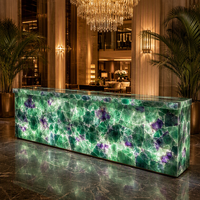 Dalle de pierre semi-précieuse en agates vertes et fluorite, polie sur mesure pour comptoir de réception d'hôtel et restaurant