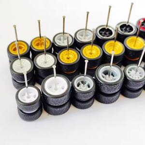 قطع غيار مصغرة معدلة لنموذج سيارة مصبوب، عجلات بلاستيكية ذهبية مخصصة وإطارات مطاطية بمقياس 1/64 - Product Image 2